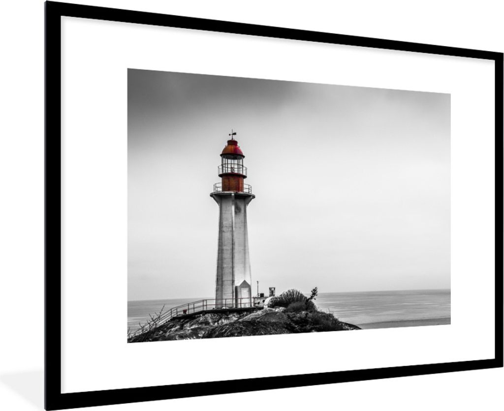 MuchoWow Gerahmtes Poster Schwarz-Weiß-Foto eines Leuchtturms im Westen von Vancouver 90x60 cm - Poster mit Schwarzem Bilderrahmen Wandposter Ra...