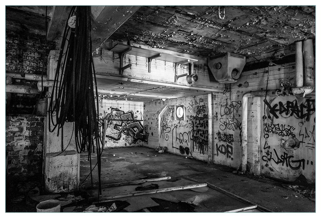 Wallario Küchenrückwand aus Glas, Größe: 90 x 60 cm, Motiv: Alte verlassene Fabrik in schwarz weiß mit Graffiti | Spritzschutz | abwischbar | ...