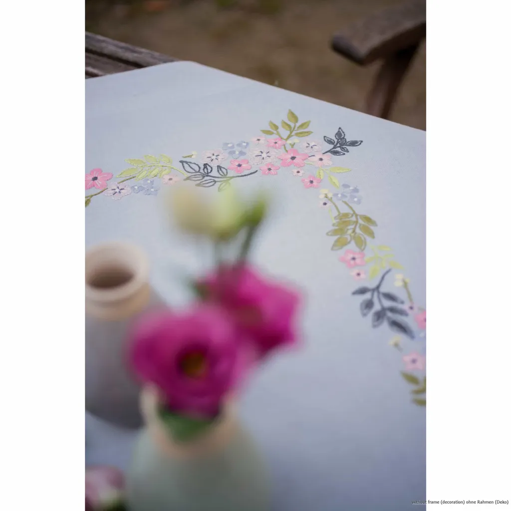 Nappe à Broder Points Plats Fleurs et Feuilles - Kit Complet Vervaco