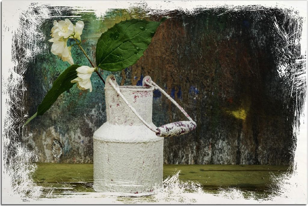 Kunstdrucke Wandbilder Holz in : Brillante Farben, Größe 60 x 90 cm Motiv Jasmin Blumen in einer alten Milchkanne