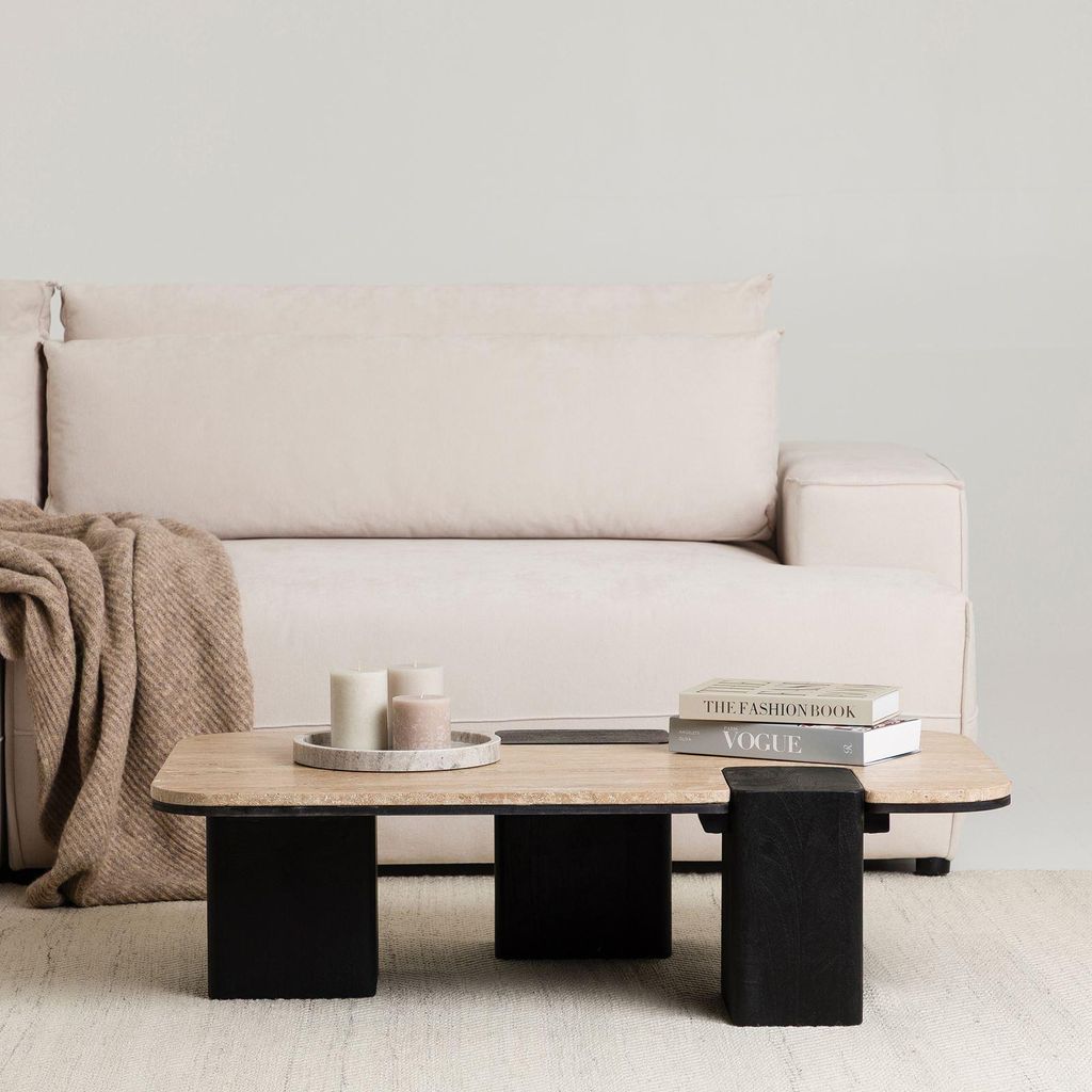 Couchtisch SURAT mit doppelter Tischplatte aus Mangoholz und Travertin, 100 x 27 x 60 cm, Beige/Schwarz - Moderner Wohnzimmertisch mit eingefasster...