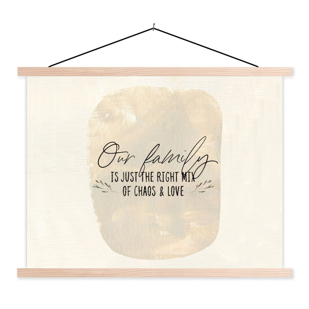 MuchoWow Textilposter Zitate - Sprichwörter - Unsere Familie ist genau die richtige Mischung aus Chaos und Liebe 120x90 cm mit holzfarbenen Rahm...