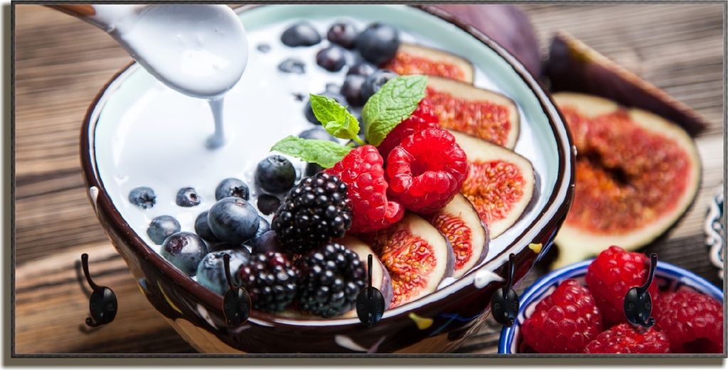 Wallario Flurgarderobe Wandgarderobe aus Holz, mit 5 Haken, Größe 80 x 40 cm, Motiv Joghurt mit frischen Früchten