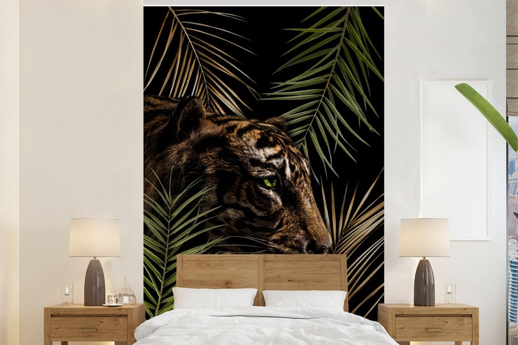 MuchoWow Fototapete für Wohnzimmer oder Schlafzimmer Wandtapete Vinyl Motivtapete Tiger - Pflanzen - Palme - 145x220 cm - Wanddekoration