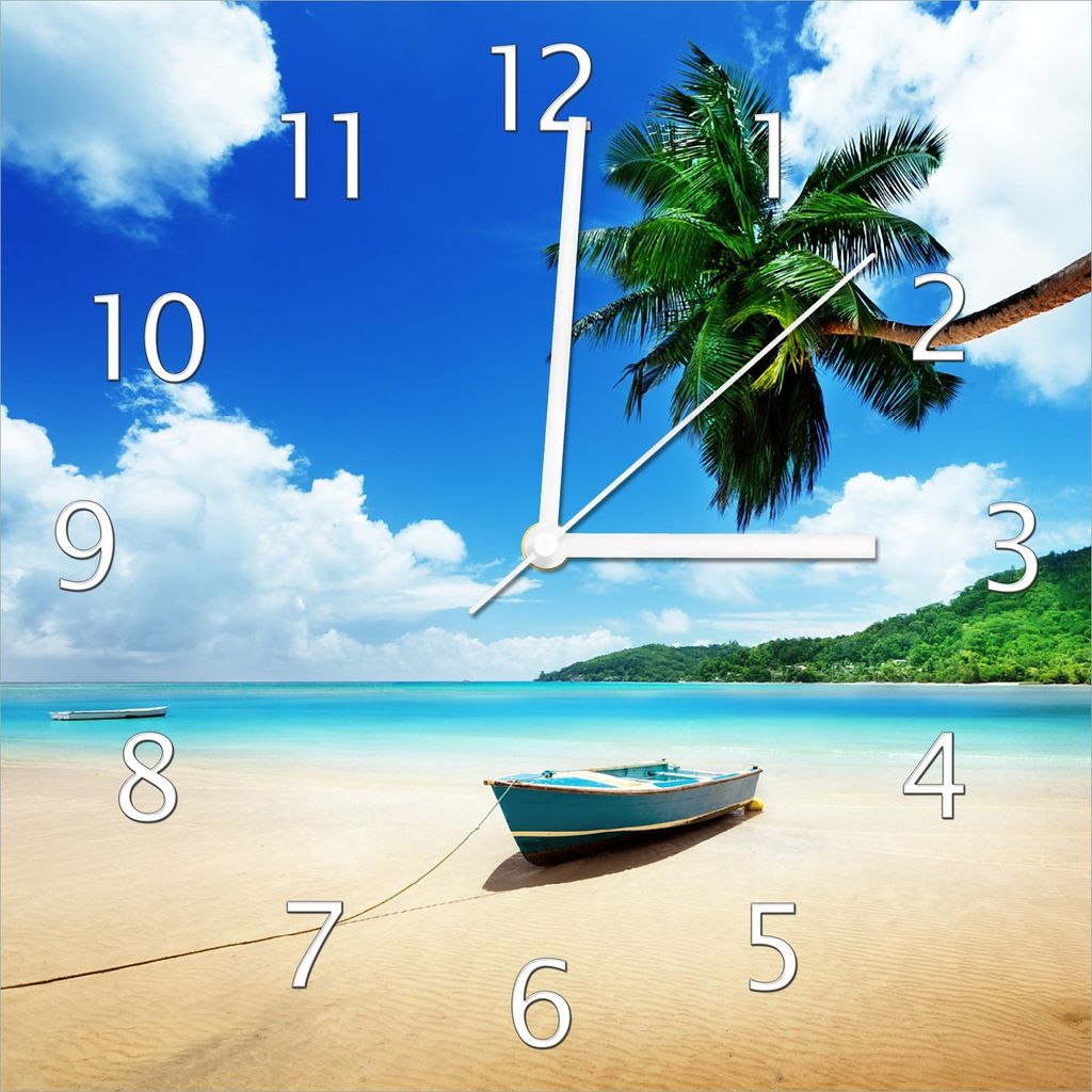 Wallario Design Wanduhr Urlaub am Palmenstrand unter Palmen mit Fischerboot aus Echtglas, Größe 30 x 30 cm
