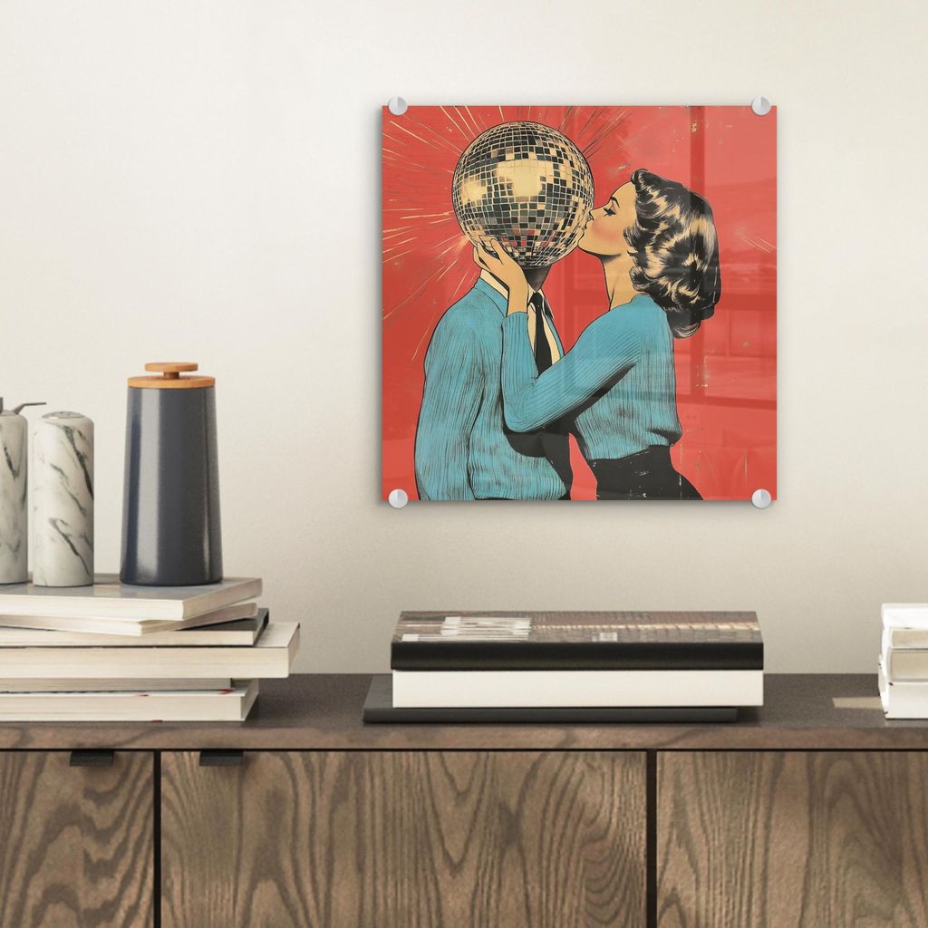 MuchoWow Glasbilder - Bilder auf Wandbild - Foto auf Glas Frau - Retro - Discokugel - Kuss 20x20 cm Wanddekoration aus Glas - Acrylglasbild - Acryl...