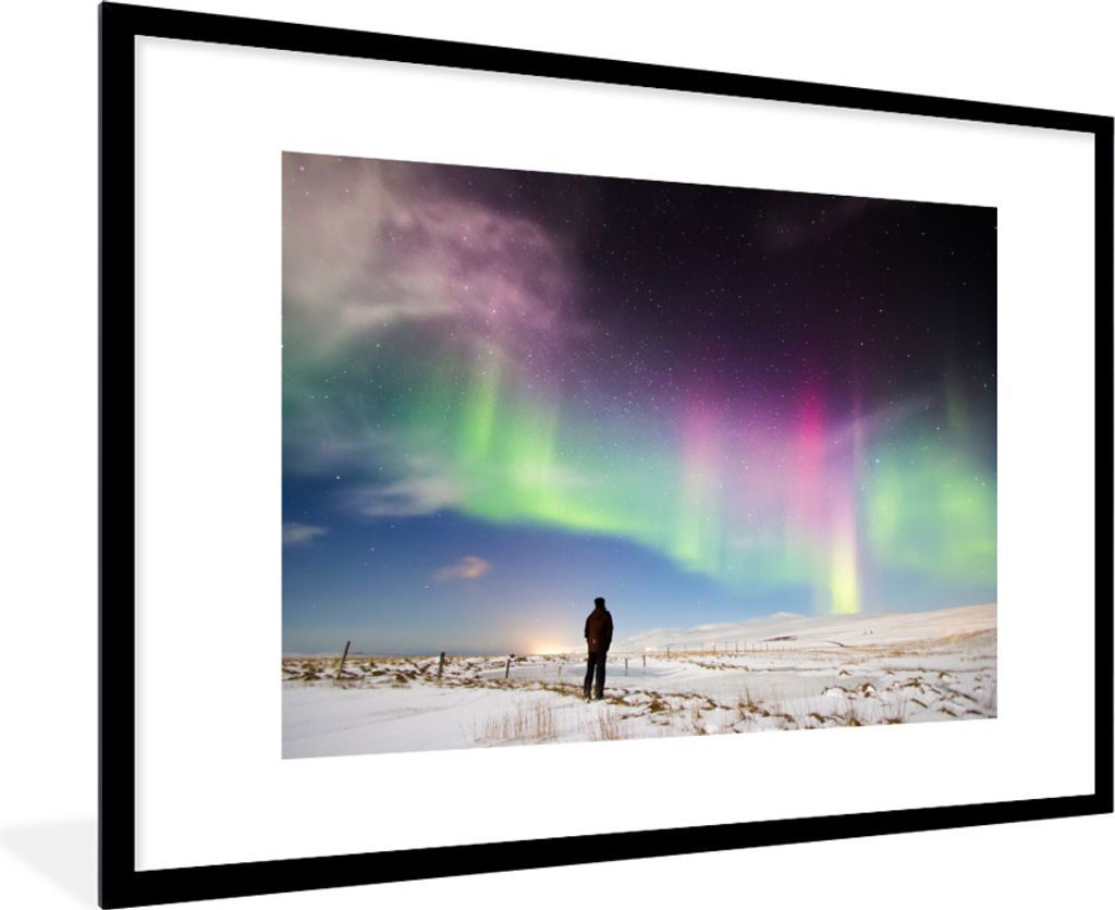MuchoWow Gerahmtes Poster Ein Mann betrachtet Polarlichter im Norden von Island 90x60 cm - Poster mit Schwarzem Bilderrahmen Wandposter Rahmen Fo...