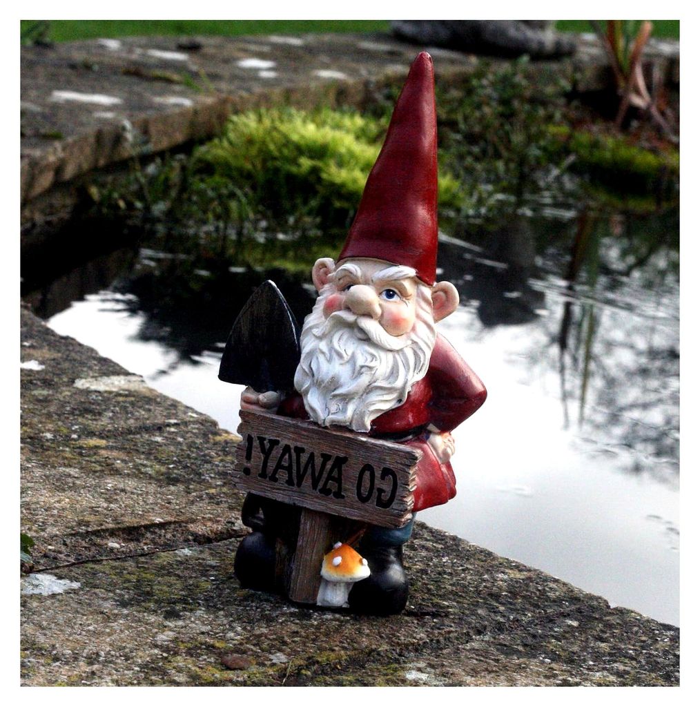 Gartenzwerg mit rotem Hut und Schild "Go Away!" 20 cm