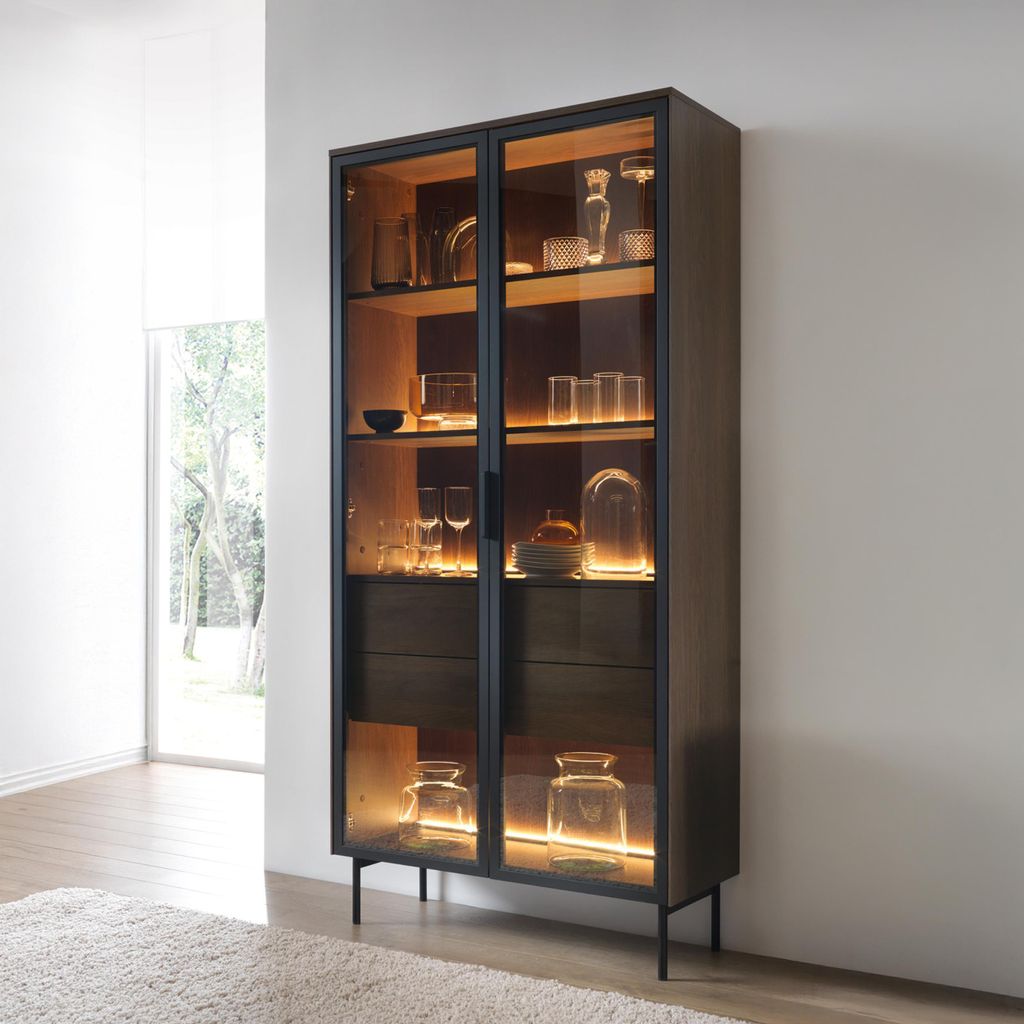 90 cm breite hohe Vitrine mit Glastüren und Schubladen LUMIN, moderne Vitrine mit LED-Beleuchtung, Farbe: Dunin-Eiche