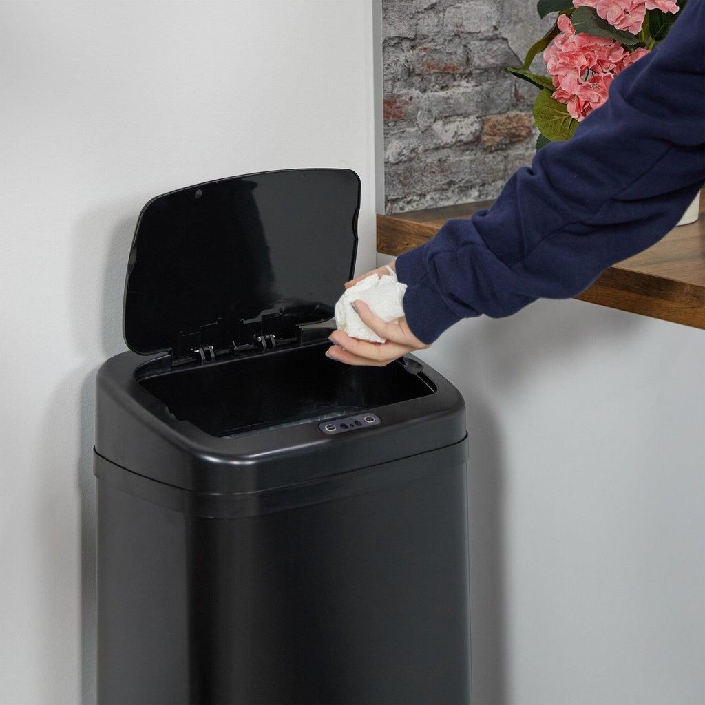 Großer schwarzer Küchenabfalleimer aus Stahl mit Sensor