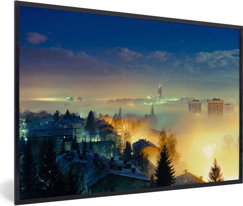 MuchoWow Gerahmtes Poster Die nebligen Straßen von Sarajevo in Bosnien und Herzegowina 90x60 cm - Poster mit Schwarzem Bilderrahmen Wandposter R...