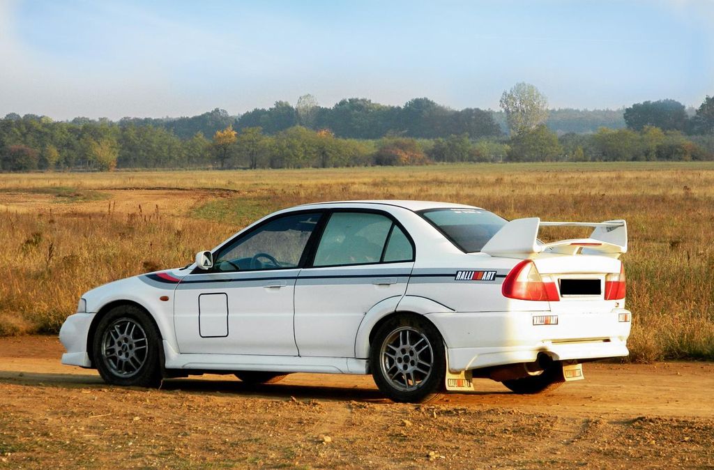 Jochen Schweizer Rallye fahren im Mitsubishi Lancer Evo VI in Ungarn; Erlebnis verschenken oder selbst erleben; Die Gruppengröße beträgt zwisch...
