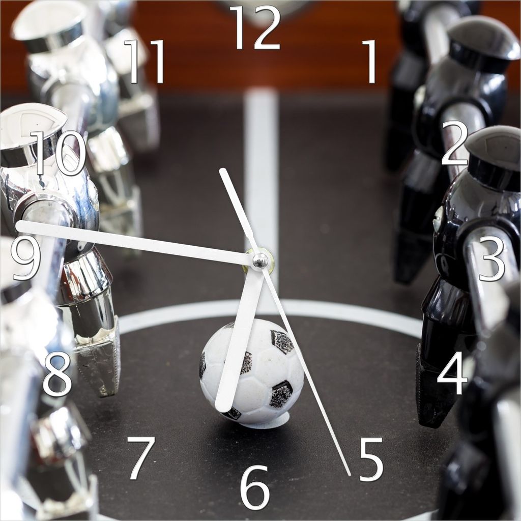 Wallario Design Wanduhr Kicker-Tisch in Nahaufnahme - Ball in der Mitte aus Echtglas, Größe 20 x 20 cm