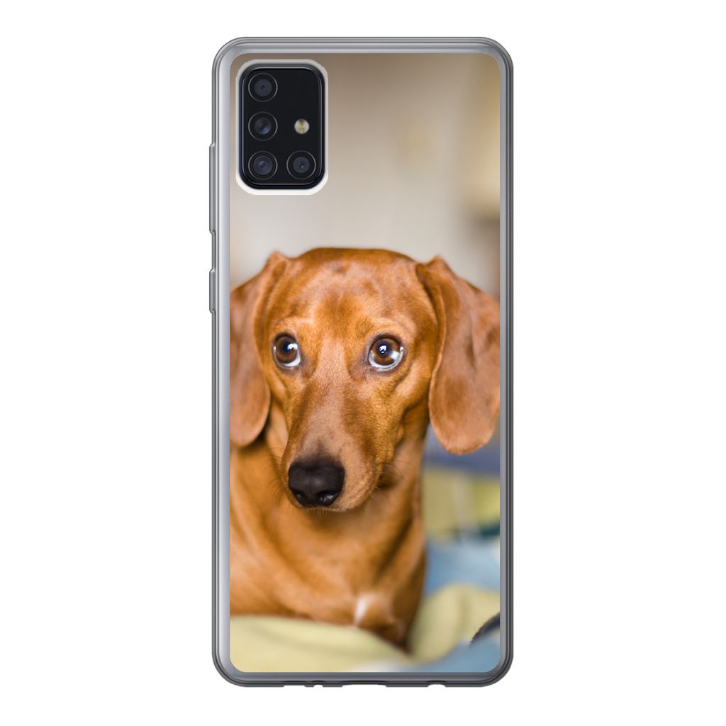 MuchoWow Handyhülle Schutzhülle Hülle für Samsung Galaxy A52 5G Dackel liegend auf einem Bett Silikon Softcase Handy Hülle - Umschlag