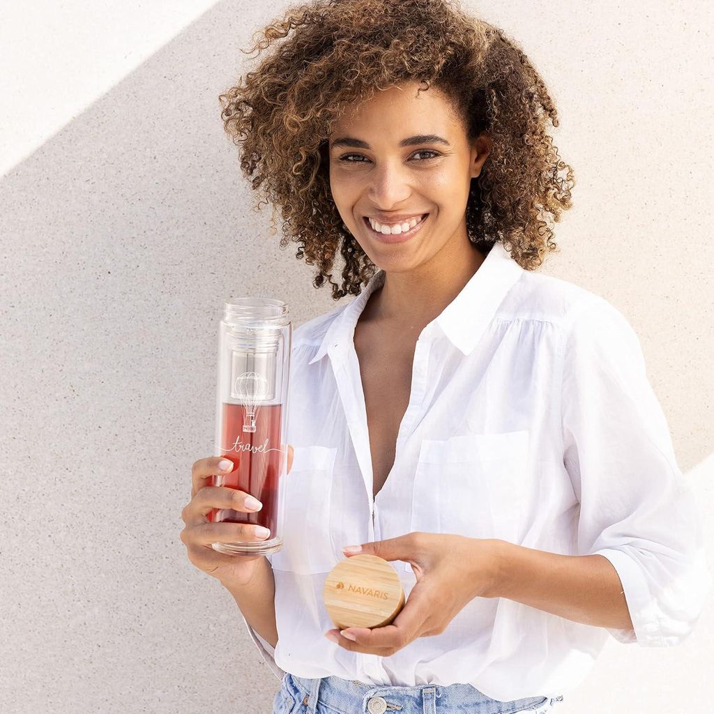 Glas-Teeflasche mit Filter - 450 ml - Doppelwandige Trinkflasche mit Bambusdeckel, Infuser und Hülle