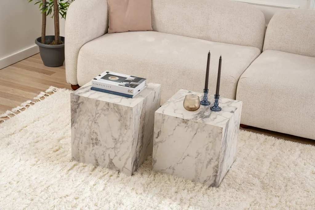 Table basse blanche effet marbre de forme cubique signée Brennan