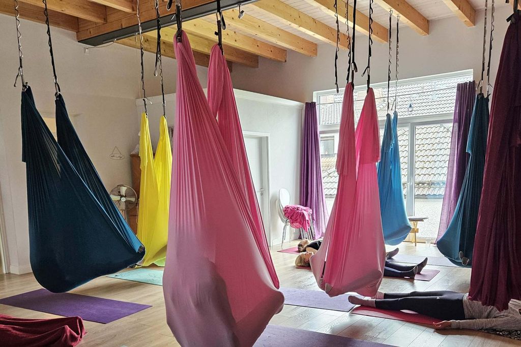 Jochen Schweizer Aerial Yoga für 2 Seck (Privatstunde); Erlebnis verschenken oder selbst erleben; Gutschein gültig für 2 Personen