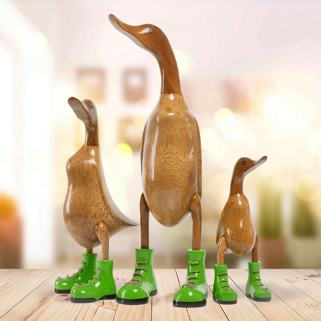Handgefertigte Deko-Figur Ente mit grünen Stiefeln aus Produktbild 