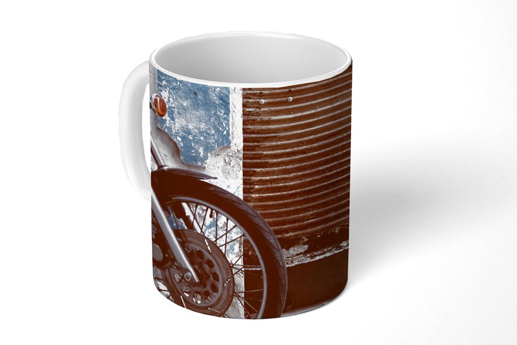 KitchenYeah Tasse Kaffeetasse Kaffeebecher 350 ml Ein geparktes Motorrad mit einem rostigen Garagentor Teetasse - Fototasse - Becher - Keramikbec...