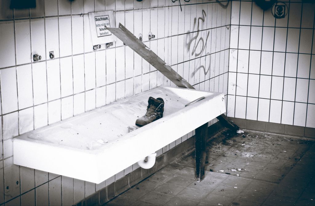 hansepuzzle 67621 - Verlassen Puzzle, 500 Teile, Industrie, 46,0 x 30,0cm mit hochwertiger Aufbewahrung, Kartonbox und wiederverschließbarem Beutel