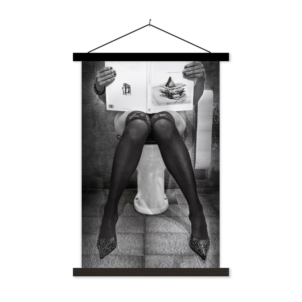 MuchoWow Textilposter Toilette - Frau - Buch - Schwarz - Weiß 60x90 cm mit schwarzem Rahmen - Poster Wohnzimmer