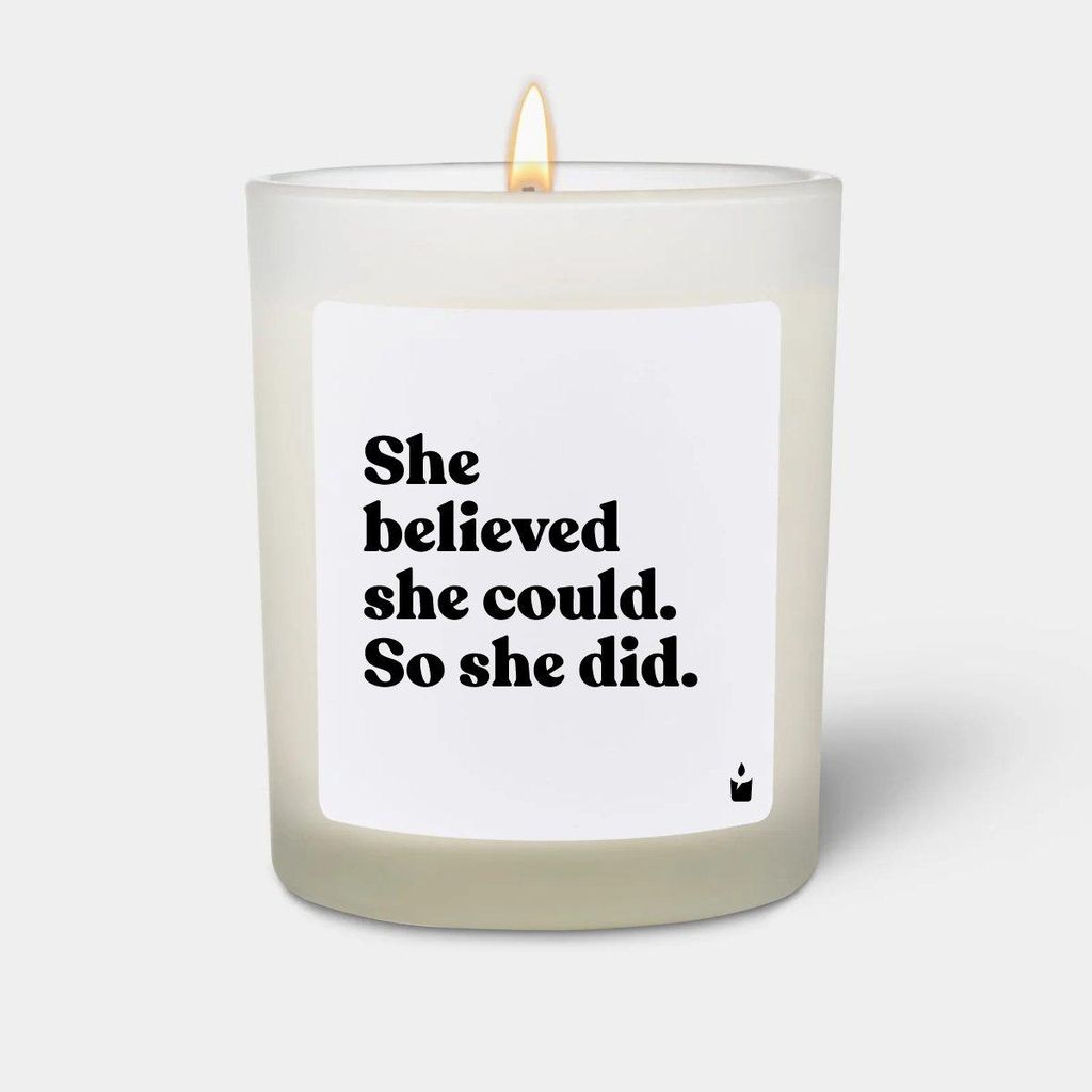ChattyCandles Duftkerze Weiss Woody She believed she could. So she did.