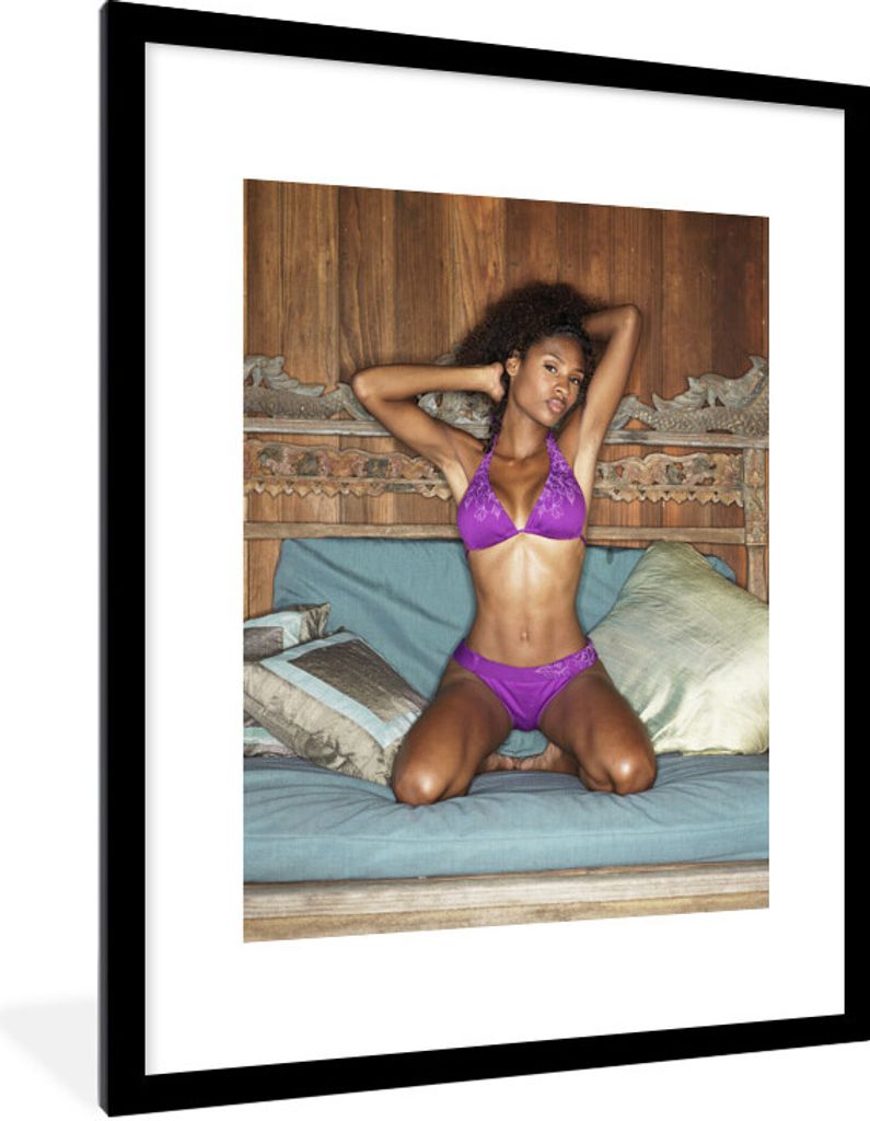 MuchoWow Gerahmtes Poster Junge Frau posiert für die Kamera in einem lila Bikini 60x80 cm - Poster mit Schwarzem Bilderrahmen Wandposter Rahmen ...