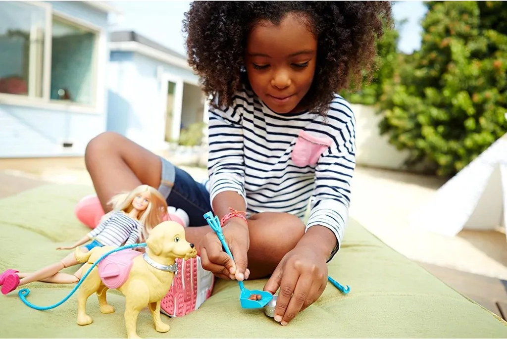 Coffret Poupée Barbie et Toutou : Jouet de Promenade pour Enfant de 3 Ans