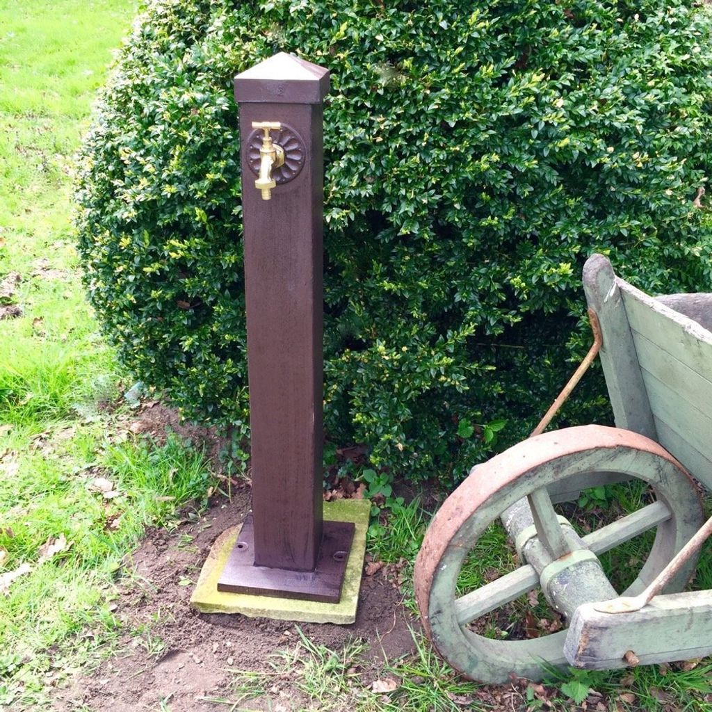 Wasser-Zapfstelle - hübscher Stehbrunnen, Wassersäule mit Schlauchanschluss