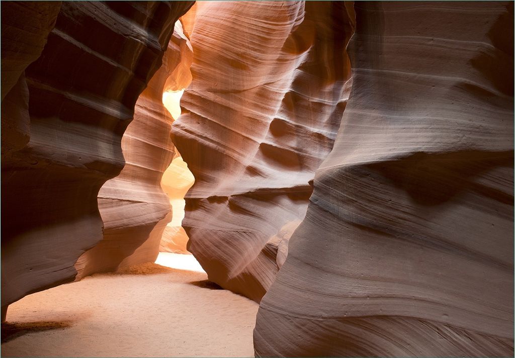 Wallario Fototapete Vliestapete, seidenmatte Oberfläche, einfache Verarbeitung, Größe 400 x 280 cm, Motiv Antelope Canyon Arizona USA