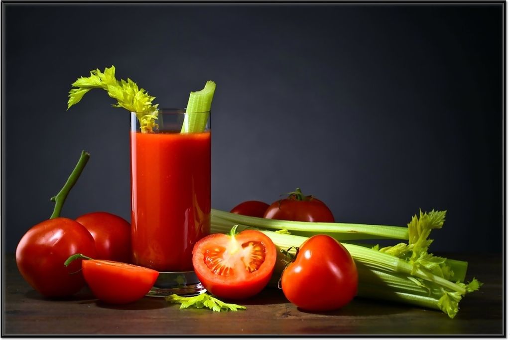 Wallario Wandbild Frischer Tomatensaft mit Sellerie, Größe: 61 x 91,50 cm, Poster mit schwarzem Aluminiumrahmen