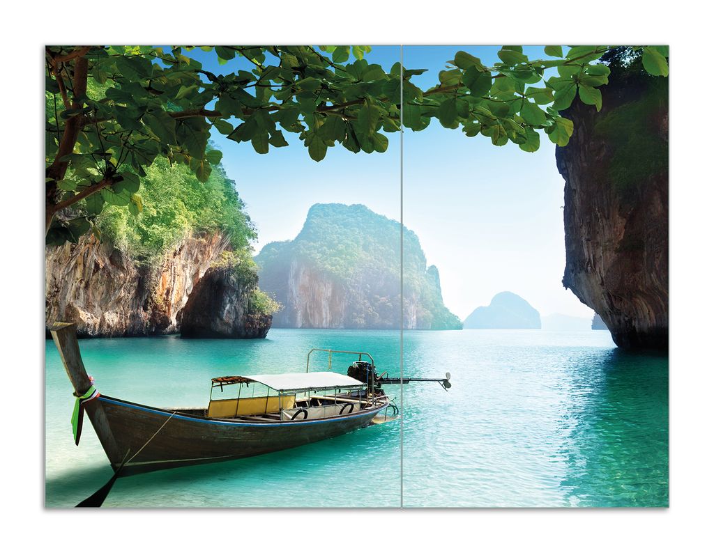 Wallario Herdabdeckplatte aus Glas, Größe 70 x 52 cm 2-teilig, Motiv Fischerboot in Thailand blaues Meer und Steinfelsen