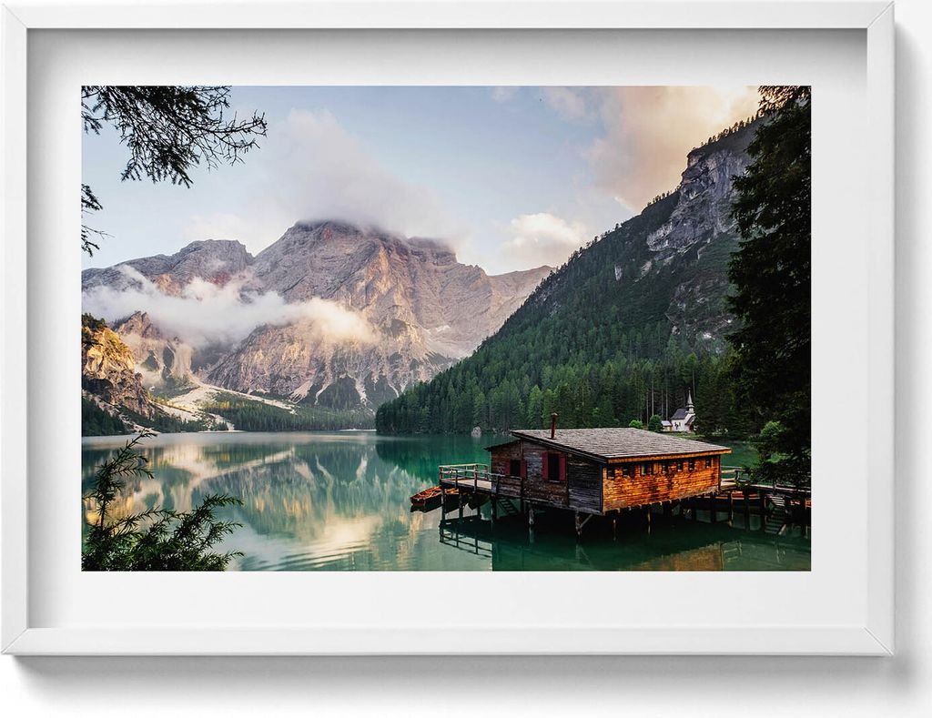 Hütte an einem See in den Bergen– Wandbild mit Rahmen – Gerahmtes Bild – Wanddekoration – 70x50 cm – Weiß Rahmen