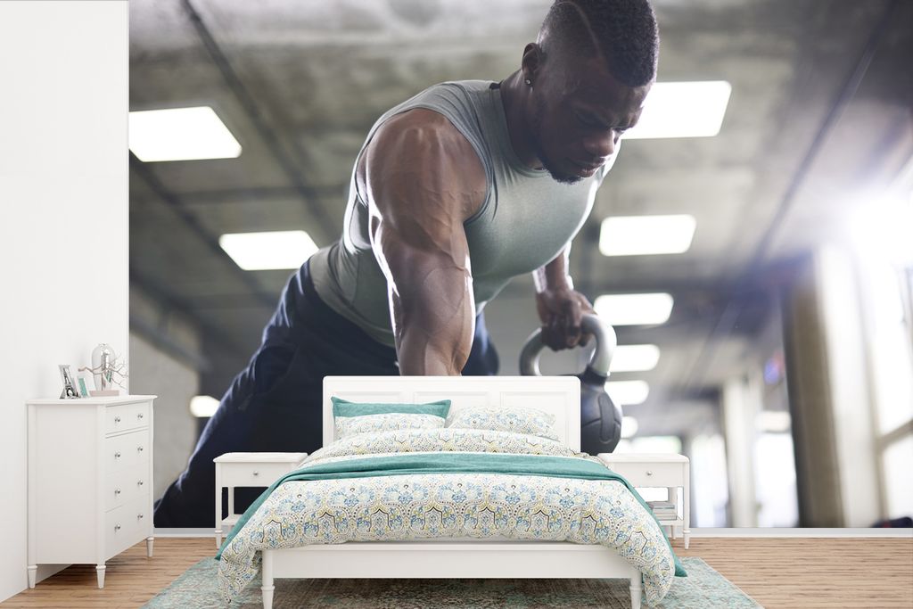 MuchoWow Fototapete für Wohnzimmer oder Schlafzimmer Wandtapete Vinyl Motivtapete Ein starker Mann hebt Kettlebells beim Fitness - 420x280 cm - ...