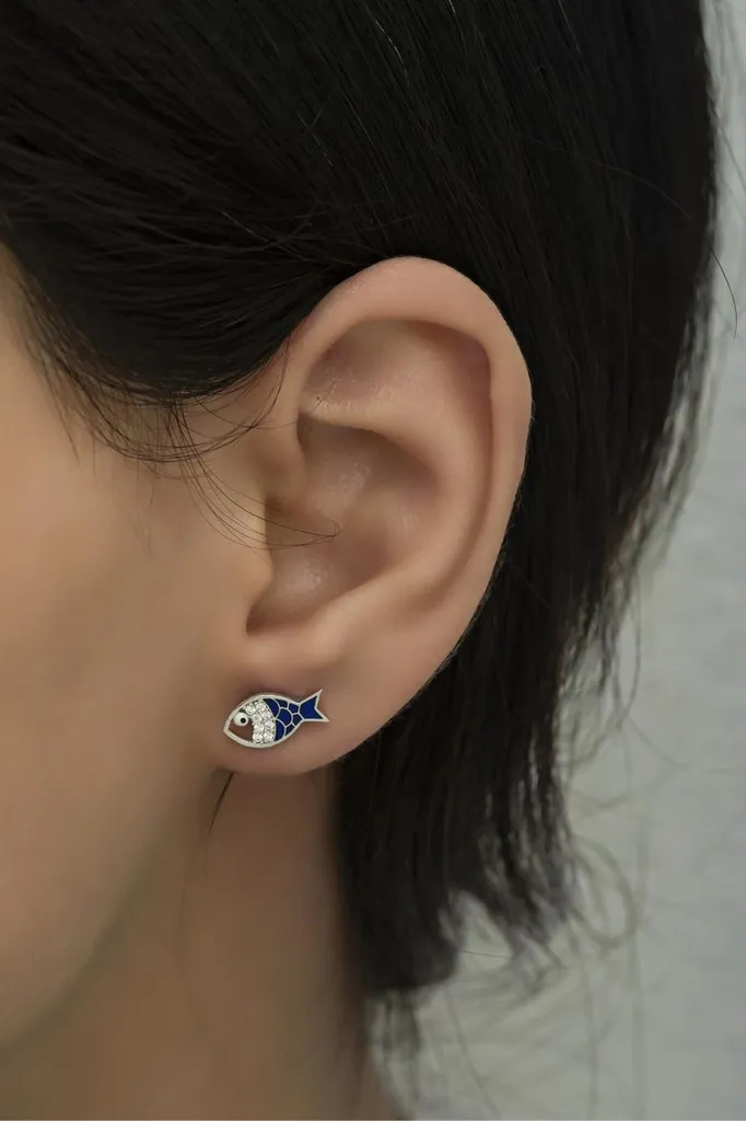 Puces d'oreilles poisson en argent massif, émail bleu et oxydes brillants