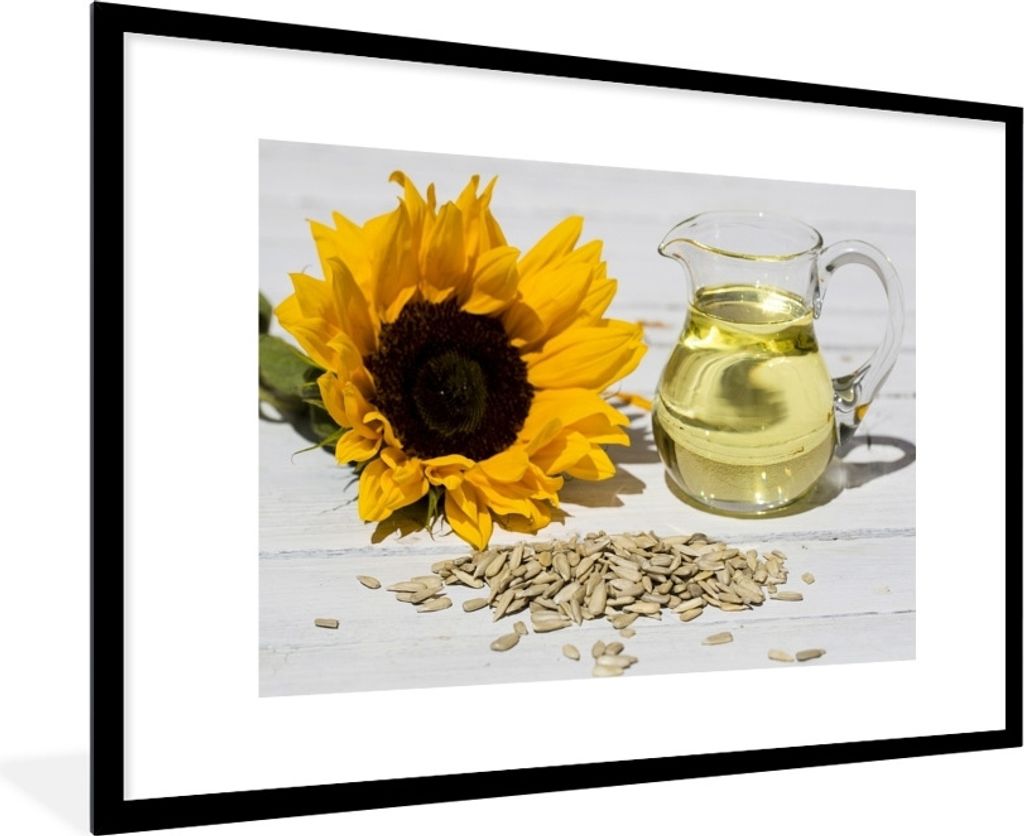 MuchoWow Gerahmtes Poster Sonnenblumenkerne mit Sonnenblumenöl in einem kleinen Glas und Sonnenblume auf einem weißen Tisch 90x60 cm - Poster m...