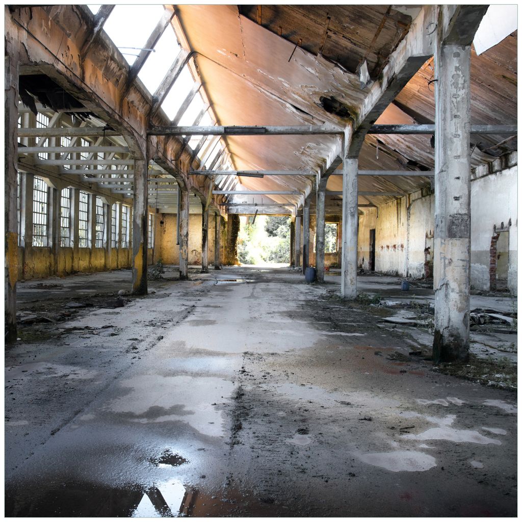 Wallario Möbeldesign - Glasplatte, Schutzplatte mit Motiv - geeignet für Ikea Lack Tisch, Größe: 55 x 55 cm, Motiv: Alte Industriehalle leers...