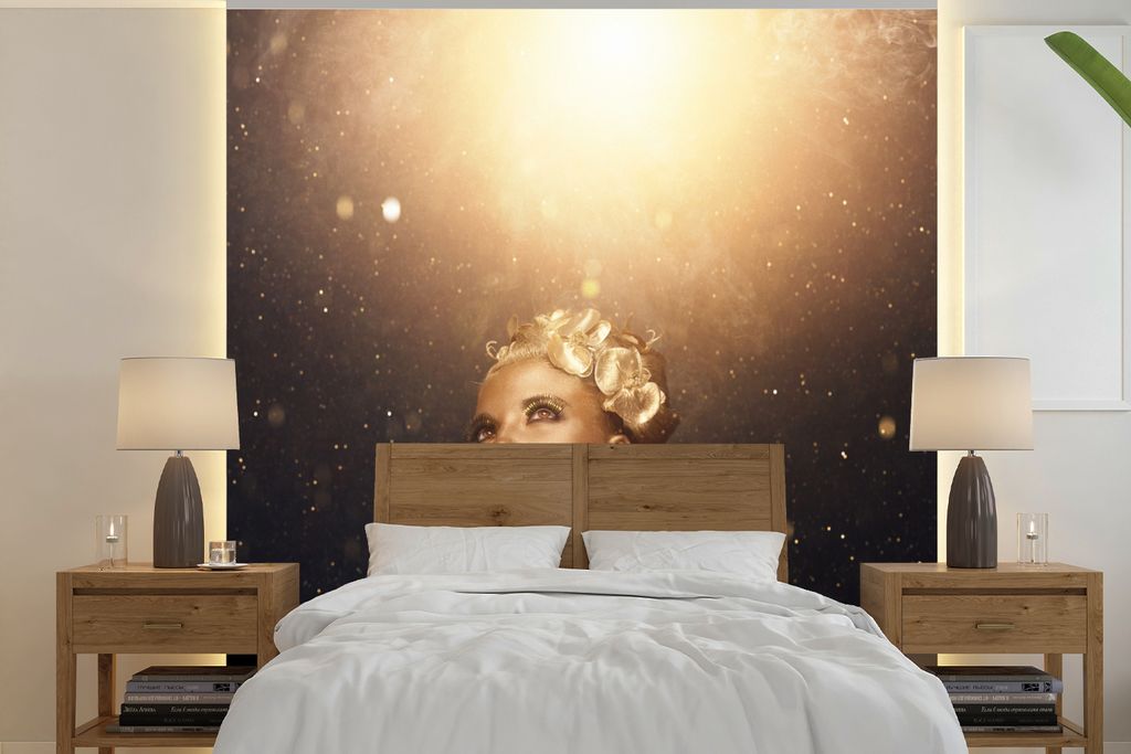 MuchoWow Fototapete für Wohnzimmer oder Schlafzimmer Wandtapete Vinyl Motivtapete Frau mit goldener Körperbemalung - 280x280 cm - Hintergrundbild
