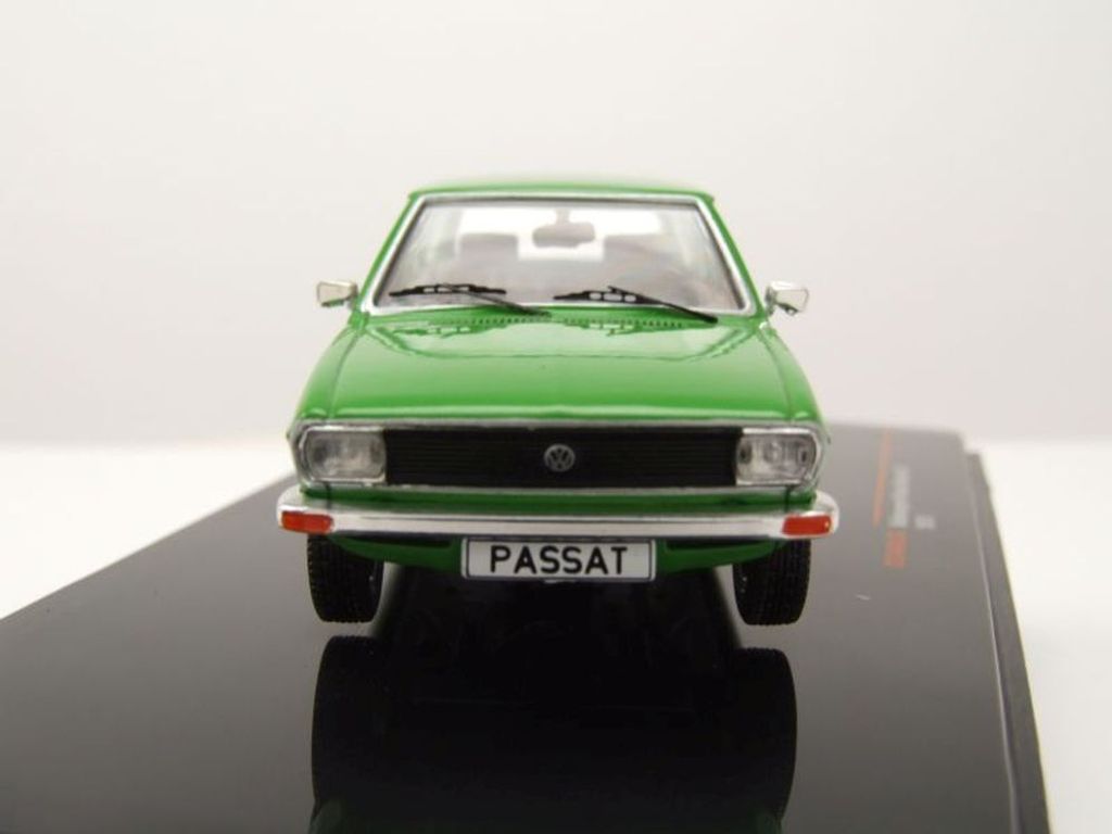 Ixo Models CLC448 VW Passat Variant LS Kombi 1975 grün 1:43 Produktbild 5
