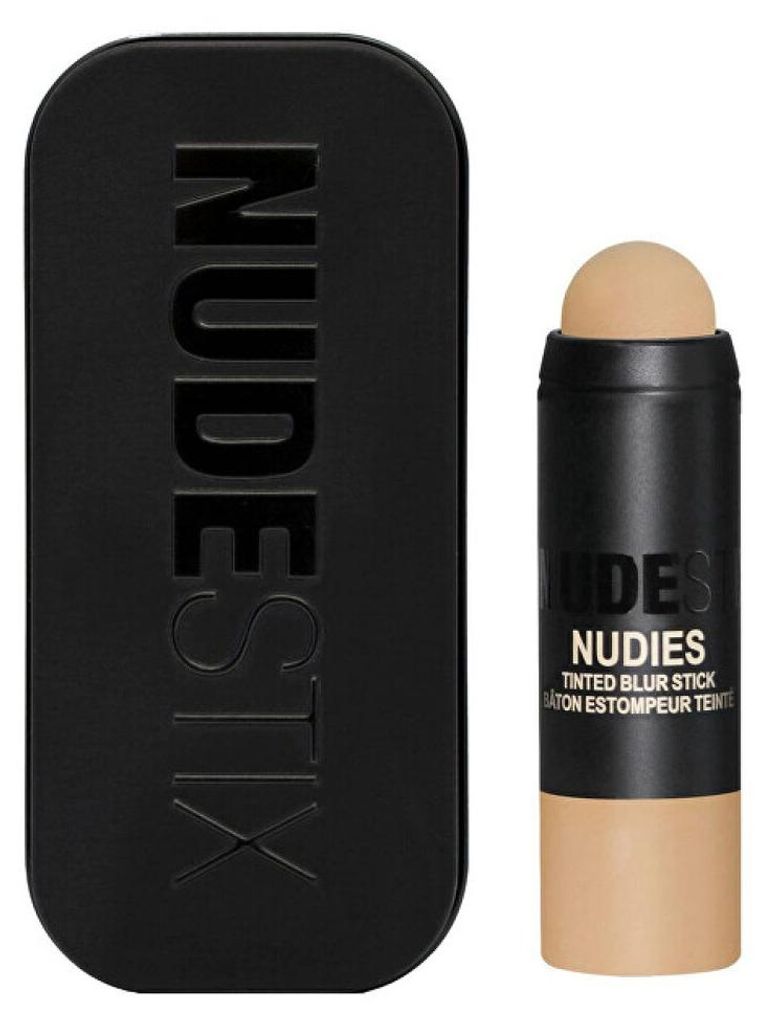 Schminke in einem getö nten Blur Stick, Farbton: Deep 10