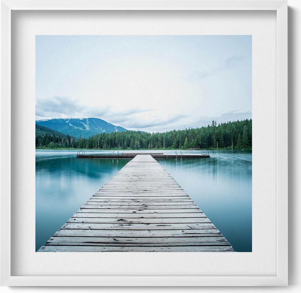 Holzbrücke über einen See in den Bergen– Wandbild mit Rahmen – Gerahmtes Bild – Wanddekoration – 50x50 cm – Weiß Rahmen
