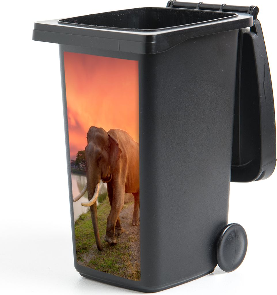MuchoWow Mülltonnenaufkleber Elefant geht auf den See zu 38x80 cm - Behälteraufkleber - Mülleimer-Aufkleber - Container-Aufkleber