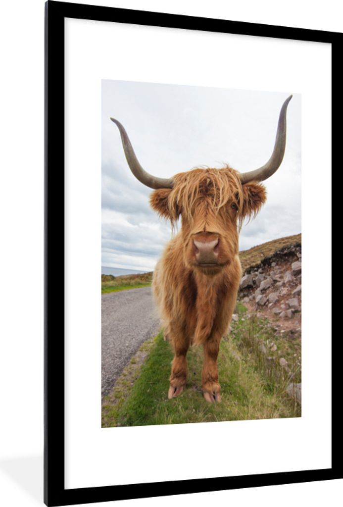 MuchoWow MuchoWow Gerahmtes Poster Schottisches Hochlandrind - Hörner - Berg 60x90 cm - Poster mit zchwarzem Bilderrahmen - Dekoration - Wandp...