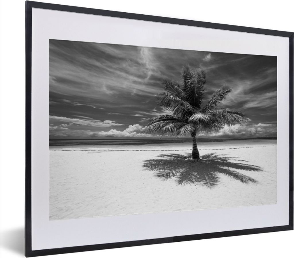 MuchoWow MuchoWow Gerahmtes Poster Kokosnusspalme auf dem weißen Sand von Mo'orea in Schwarz und Weiß 40x30 cm - Poster mit zchwarzem Bilderr...