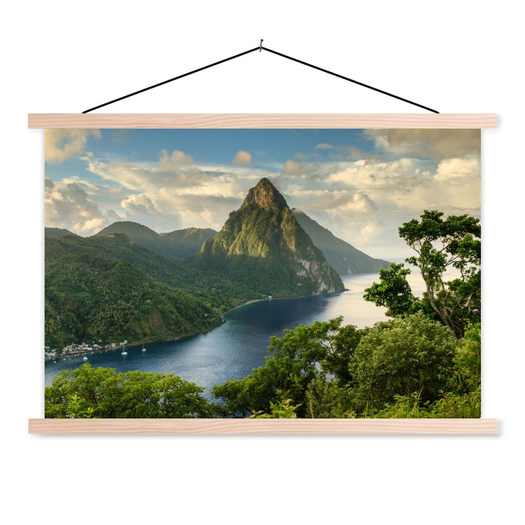 MuchoWow Textilposter Blick auf eine mit tropischem Regenwald bedeckte Berglandschaft in St. Lucia 120x80 cm mit holzfarbenen Rahmen - Aufhängeset