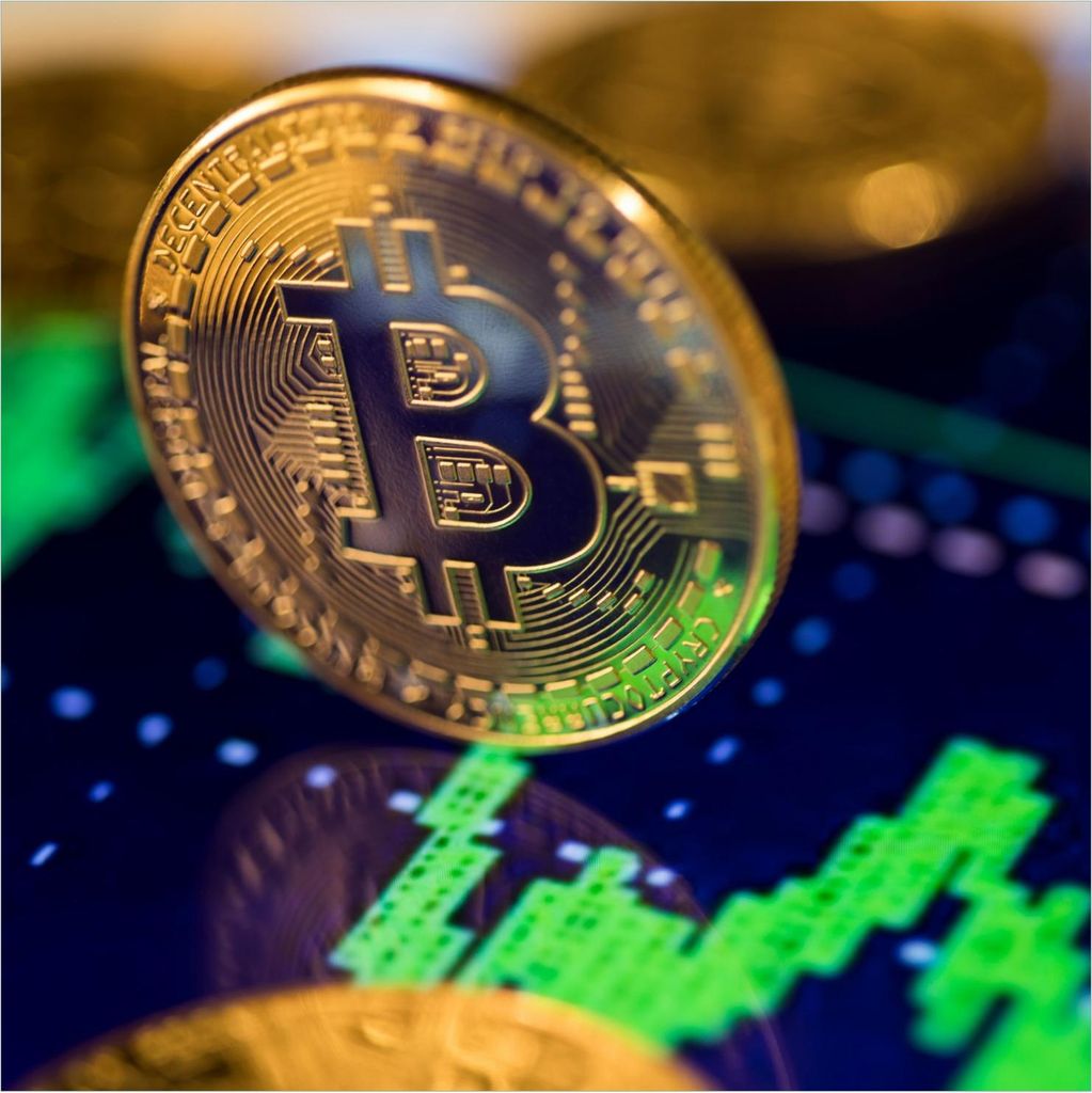 Wallario Magnet für Kühlschrank / Geschirrspüler, magnetisch haftende Folie - 60 x 60 cm, Motiv: Bitcoin im Marktgeschehen