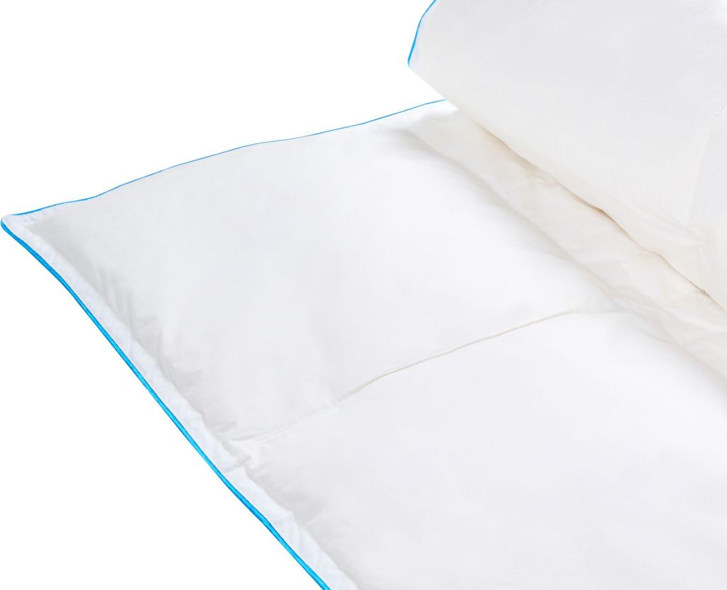 BELIANI Bettdecke Weiß Entenfedern Entendaunen Leicht Warm 220 x 240 cm 6 TOG Bezug aus Baumwolle Waschbar Natürliche Füllung Frühling Sommer