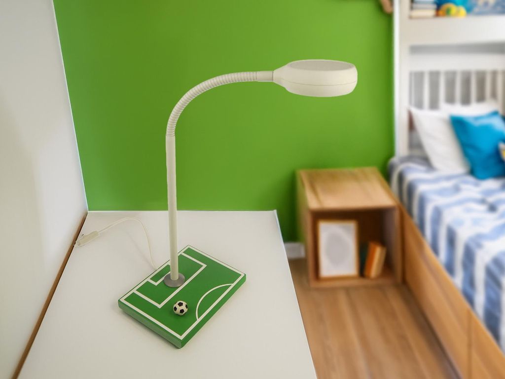 LED Schreibtischlampe mit Fußballmotiv, Leselampe für Kinderzimmer, Kinderlampe