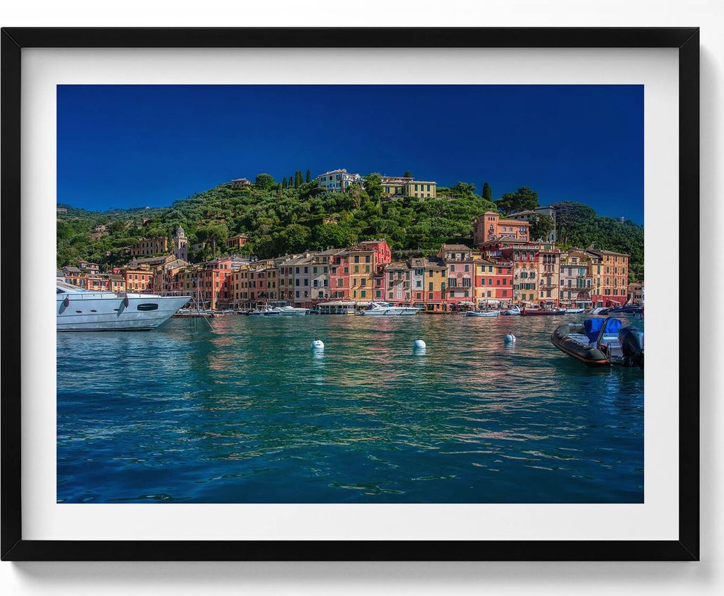 Segelschiffe in Portofino– Wandbild mit Rahmen – Gerahmtes Bild – Wanddekoration – 80x60 cm – Schwarz Rahmen