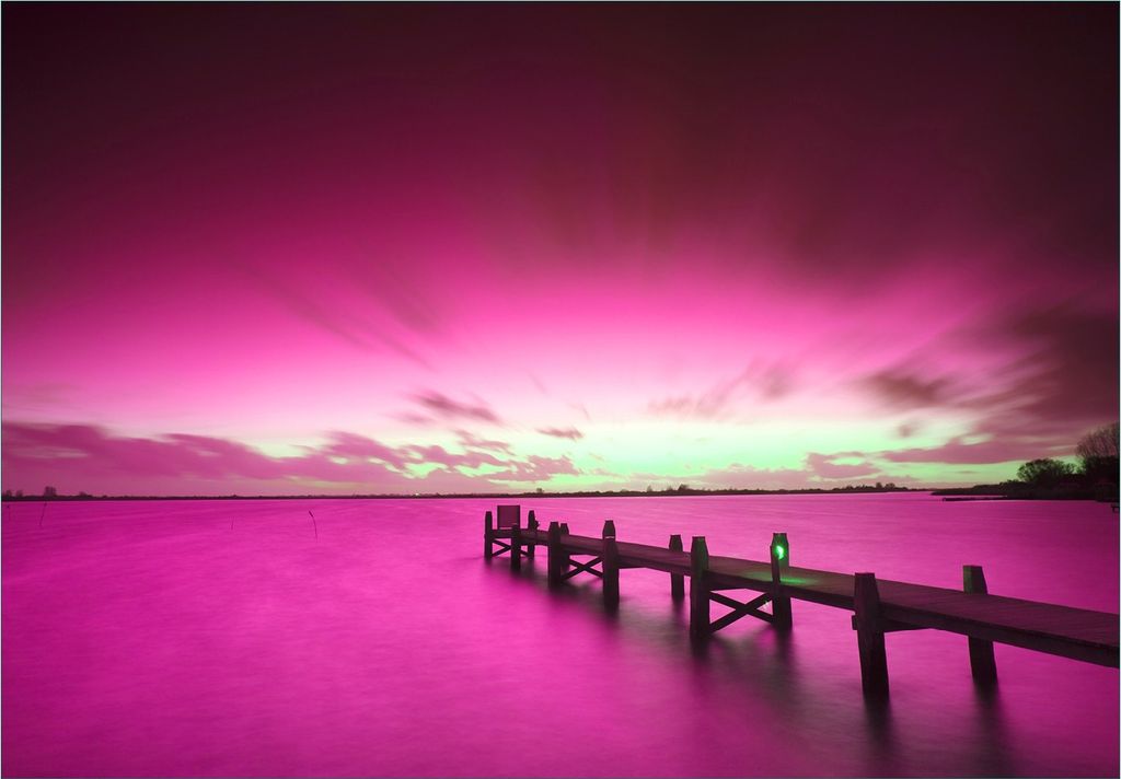 Wallario Fototapete Vliestapete, seidenmatte Oberfläche, einfache Verarbeitung, Größe 300 x 210 cm, Motiv Steg bei Abenddämmerung -Himmel bei N...